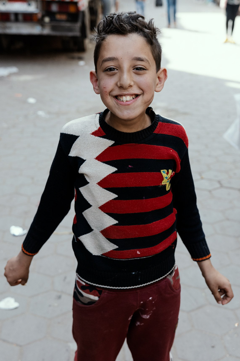 Kind auf der Straße von Kairo