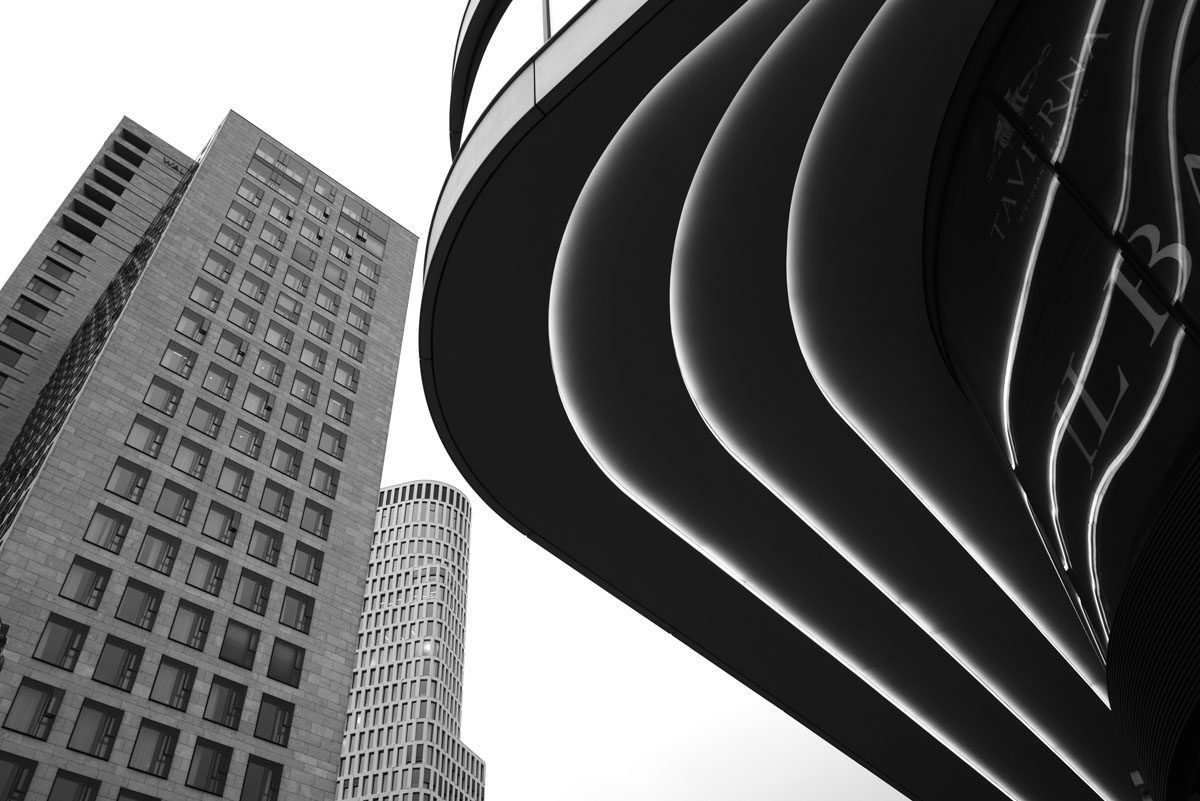 a black and white photo of a building